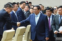 El premier vietnamita dialoga con empresas chinas sobre economía verde y digital.
