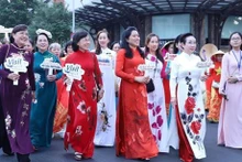 Nutrida participación en desfile de Ao Dai en Ciudad Ho Chi Minh (Foto: VNA)