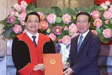 El presidente vietnamita, Vo Van Thuong, entregó la decisión de nombrar a Nguyen Hong Nam, juez principal y vicepresidente del Tribunal Popular Superior de Hanoi como juez del Tribunal Popular Supremo (Fuente: VNA)