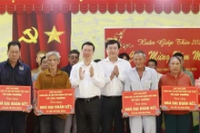 El presidente de Vietnam, Vo Van Thuong, entregó casas a hogares pobres en la provincia de Dong Thap. (Foto: VNA)