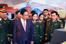 El primer ministro Pham Minh Chinh visita los productos de investigación y creatividad de la Academia Técnica Militar (Fuente: VNA)
