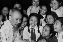 Alumnos destacados de movimientos de emulación patriótica de Hanói felicitan al Presidente Ho Chi Minh con motivo de su cumpleaños (19 de mayo de 1958) en el Palacio Presidencial. (Fuente: VNA) 