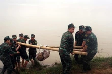 La bomba fue trasladada desde el río Luoc en el distrito de Tien Lu, provincia de Hung Yen. (Foto: VNA)