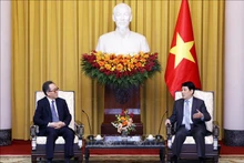 El presidente de Vietnam, Luong Cuong (derecha) recibe al ministro de Asuntos Exteriores de Corea del Sur, Cho Tae-yul (Fuente: VNA)