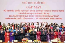 El presidente de la Asamblea Nacional, Vuong Dinh Hue, en el encuentro con las diputadas. (Foto: VNA)