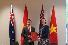 El viceministro vietnamita de Justicia Tran Tien Dung y su homóloga australiana Tara Inverarity, en el acto de entrega de documentos de cooperación. (Foto: VNA)