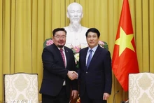 El presidente de Vietnam, Luong Cuong (derecha), recibe al presidente de la Oficina Presidencial de Mongolia, Gombojav Zandanshatar (Fuente: VNA) 