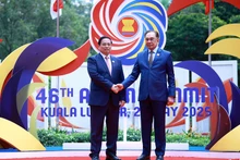 El primer ministro de Malasia, Anwar Ibrahim, recibe a su homólogo vietnamita, Pham Minh Chinh. (Foto: VNA)