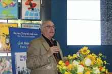 Ron Carver en una presentación del libro "Waging Peace in Vietnam" (Foto: VNA)