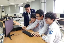 Lecciones sobre plataformas tecnológicas digitales para estudiantes de escuela preuniversitaria para educandos dotados Hanoi - Amsterdam (Hanói). (Fuente: nhandan.vn)