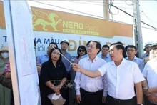 La delegación de la Comisión de Propaganda y Movilización de Masas del Comité Central del Partido Comunista de Vietnam inspecciona la zona de reasentamiento de los residentes afectados por el proyecto de la Central Nuclear Ninh Thuan 1 (Foto: VNA)