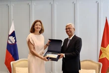 Vo Van Hoan, vicepresidente del Comité Popular municipal, al recibir hoy a Tanja Fajon, viceprimera ministra y titular de Asuntos Exteriores y Europeos de Eslovenia (Fuente:VNA) 