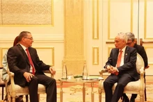 El secretario del Comité Central (CC) del Partido Comunista de Vietnam (PCV) y jefe de la Oficina del CC, Le Hoai Trung, (derecha) recibe al vicepresidente del gobernante Partido Socialista Unido de Venezuela (PSUV), Jesús Germán Faría Tortosa. (Fuente: VNA)