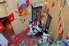 Cafeterías en Hanói decoradas en saludo a 50 años de Reunificación Nacional