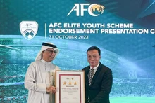 El presidente de la VFF, Tran Quoc Tuan, recibe el certificado. (Foto: VFF)