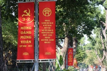 El izamiento de la bandera nacional en fechas importantes del país engalana las calles y expresa el orgullo nacional.