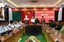 Las fuerzas de las guardias costera y fronteriza de Quang Ngai se reúnen con los pescadores rescados (Foto: vov.vn)