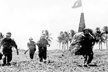 Nuestra fuerza avanza para liberar la isla de Song Tu Tay. (Foto: VNA)