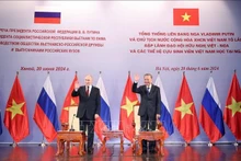 El presidente de Vietnam, To Lam (derecha), y su homólogo ruso, Vladimir Putin, asisten al encuentro. (Foto: VNA)
