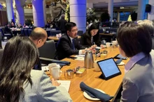 El ministro de Industria y Comercio vietnamita, Nguyen Hong Dien (centro) en el encuentro con el vicepremier y ministro de Comercio e Industria de Singapur, Gan Kim Yong. (Fuente: VNA)