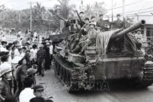 El tanque del Ejército de Liberación avanza hacia Nha Trang (Khanh Hoa), el 2 de abril de 1975. (Foto: VNA)
