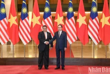 El presidente de la Asamblea Nacional de Vietnam, Tran Thanh Man (derecha), y el titular de la Cámara de Representantes de Malasia, Tan Sri Dato' Johari Bin Abdul. (Fotografía: Nhan Dan)
