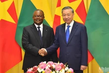 El secretario general del Partido Comunista y presidente de Vietnam, To Lam, y el presidente de Guinea-Bissau, Umaro Sissoco Embaló.