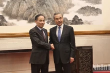 El miembro del Secretariado del Comité Central del Partido Comunista de Vietnam y jefe de su Comisión de Relaciones Exteriores, Le Hoai Trung, y el miembro del Buró Político y director de la Oficina de la Comisión de Asuntos Exteriores del Partido Comunista de China, Wang Yi. (Fotografía: Nhan Dan)