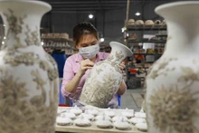 Muchos establecimientos de producción y negocios en Bat Trang han comercializado y publicado productos para la venta en redes sociales y plataformas de comercio electrónico. (Foto: VNA)