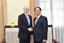 El ministro de Relaciones Exteriores de Vietnam, Bui Thanh Son, recibe al viceministro de Asuntos Globales de Canadá, David Morrison. (Fuente: VNA)