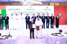 El primer ministro de Vietnam, Pham Minh Chinh, presencia la entrega de documentos de cooperación entre empresas de Vietnam y los EAU (Fuente: VNA)