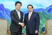 El primer ministro de Vietnam, Pham Minh Chinh, recibe al ministro de Finanzas japonés, Kato Katsunobu. (Foto: VNA)