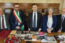 El embajador de Vietnam en Italia, Duong Hai Hung (centro), presenta una colección de libros sobre el Presidente Ho Chi Minh a la Asociación A.P.S. INTRA en Marsciano. (Foto: VNA) 