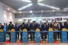 Delegados cortaron la cinta inaugural de la ruta directa entre Hanói y Phnom Penh. (Fuente: VNA)