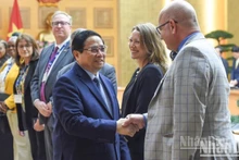 El primer ministro de Vietnam, Pham Minh Chinh, saluda a los representantes de las universidades estadounidenses (Foto: VNA)