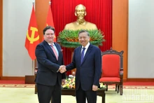 El secretario general del Partido Comunista de Vietnam, To Lam (derecha) recibe al embajador estadounidense en Hanói, Marc Knapper (Fuente: VNA)