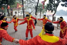 Juegos folklóricos de los niños vietnamitas en el Nuevo Año Lunar