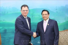 El primer ministro de Vietnam, Pham Minh Chinh (derecha), recibe al ministro rumano de Economía, Emprendimiento y Turismo, Stefan-Radu Oprea. (Foto: VNA)