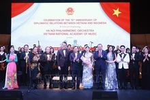 El secretario general del Partido Comunista de Vietnam, To Lam, y el presidente del Senado de Indonesia, Sultan Bachtiar Najamudin, entregaron flores a los artistas. (Foto: VNA)