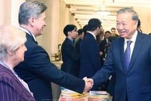 El secretario general del Partido Comunista de Vietnam, To Lam, se reúne con los intelectuales y expertos rusos que apoyaron a la nación indochina (Fuente: VNA)