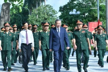 [Foto] Máximo dirigente vietnamita visita Departamento General de Inteligencia de Defensa