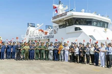 Representantes vietnamitas e indonesios se tomaron una foto de recuerdo en en el puerto PTSC de la ciudad de Vung Tau. (Foto: VNA)
