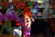 Alegría para los niños de las zonas inundadas durante la Fiesta del Medio Otoño