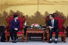 El vicepresidente del Comité Popular de la ciudad vietnamita de Da Nang, Tran Chi Cuong, recibe a He Jiamin, vicealcaldesa de la ciudad de Zhanjiang, provincia china de Guangdong.(Fuente: VNA)