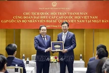 El presidente de la Asamblea Nacional de Vietnam, Tran Thanh Man (izquierda) entrega un regalo a la embajada de Vietnam en Japón (Fuente: VNA)