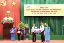 Líderes de la provincia de An Giang reciben donaciones de individuos y organizaciones (Fuente: VNA)