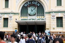 La Oficina Central de Correos de Ciudad Ho Chi Minh atrae a un gran número de visitantes (Foto: VNA)