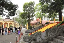 Imponentes esculturas de dragón en Palacio Kinh Thien