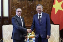 El presidente vietnamita, To Lam, y el embajador de Colombia en Vietnam, Miguel Angel Rodriguez Melo. (Fuente:VNA)