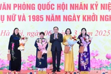 El presidente de la Asamblea Nacional de Vietnam, Tran Thanh Man, entrega flores y obsequios a las diputadas con motivo del Día Internacional de la Mujer. (Foto: VNA)